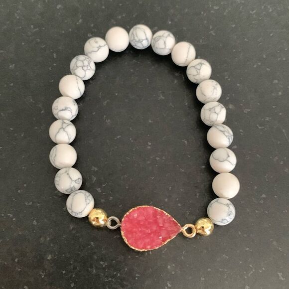 Bold Red Faux Druzy Stone Bracelet with Gold-Tone & Howlite Beads - Stretch New - Picture 3 of 9
